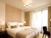 舒適清爽田園風格120平米三居室臥室背景墻裝修效果圖