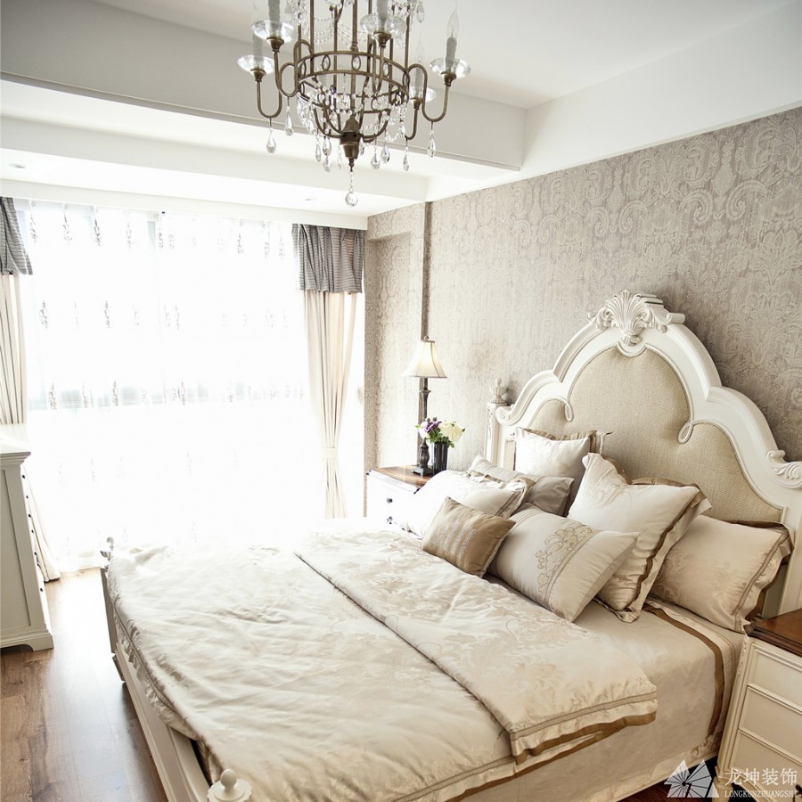 唯美時尚歐式風(fēng)格80平米二居室臥室吊頂裝修效果圖