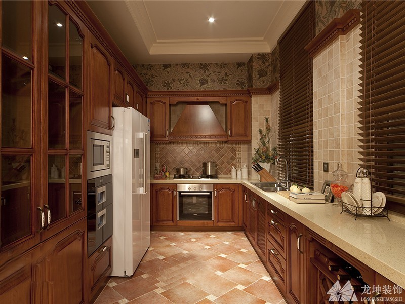 精巧優(yōu)雅歐式120平米復(fù)式廚房櫥柜裝修效果圖