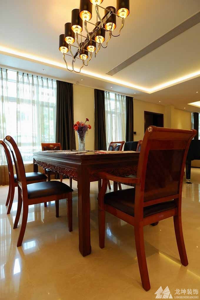溫和簡約中式風(fēng)格300平米別墅餐廳吊頂裝修效果圖