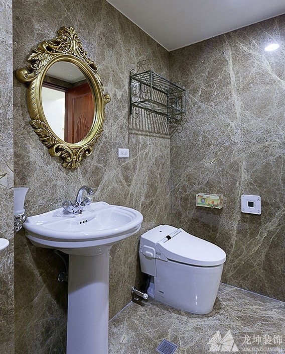 精致潔白歐式田園70平米小戶型衛生間浴室柜裝修效果圖