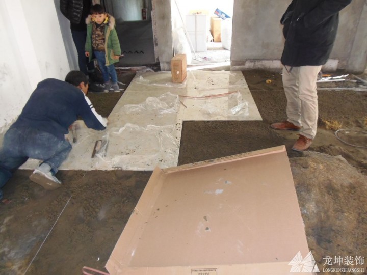 地磚干鋪好還是濕鋪好？